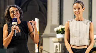 Ulrike Folkerts (l.) alias Lena Odenthal und Lisa Bitter alias Johanna Stern waren zum ersten Mal zu einer Tatort-Premiere in einer Kirche eingeladen.