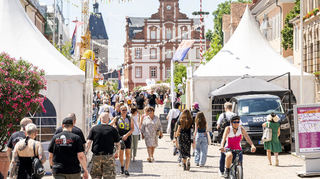 Ein umfangreiches Programm lockt die Besucher zu den zahlreichen Ständen und Bühnen auf die Maximilianstraße. Trotz der sehr hohen Temperaturen deutlich über 30 Grad ist die Meile gut besucht