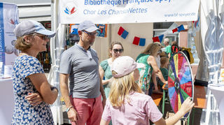 Die Bibliotheque Francaise Speyer ist mit einem Stand vertreten und bietet ein Glücksrad an.