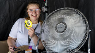 Am Stand von „Das Ding“ hat Louisa nicht nur wegen ihres Ventilators gute Laune.