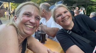 Birgit Gräber (l.) und ihre Schwester Sylvie Brenner waren sich bei der Band-Auswahl nicht ganz einig.