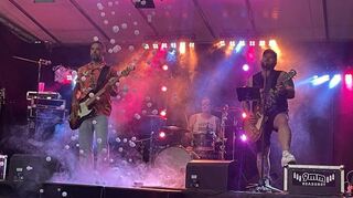 Al es dunkel wurde, ging die Rockparty beim Ketscher Open Air erst richtig los.