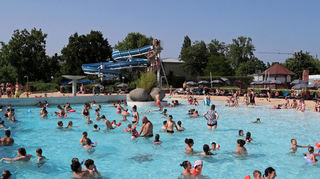 Das Aquadrom in Hockenheim ist bei diesem Wetter sehr gut besucht.