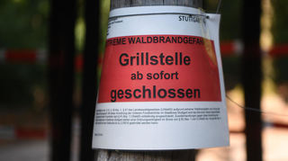 Viele öffentlichen Grillstellen im Wald werden aufgrund erhöhter Waldbrandgefahr gesperrt.