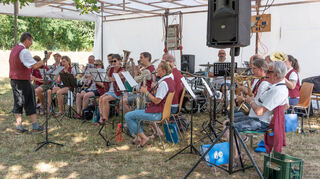 Bringen von Anfang an lockere Stimmung: die Schwetzinger Stadtkapelle.