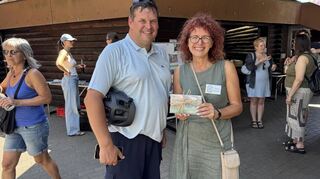 Auch Nils Drescher, Bürgermeister von Plankstadt, gratuliert Sandra Mummert, Vorstandsmitglied des Tierschutzvereins.
