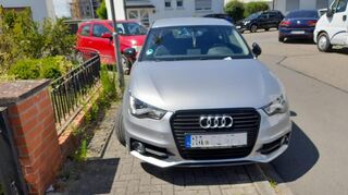 Diese Audifahrer hat seinen Wagen so abgestellt, dass auf dem Gehweg kein Durchkommen mehr für Fußgänger ist.