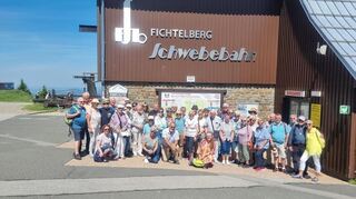 Hoch hinaus: Die Hockenheimer Reisegruppe genießt die frische Luft auf dem Fichtelberg.