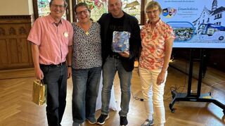 Empfang im Ratssaal in Hohenstein-Ernstthal: Uwe Gleisberg (v. l.)Lucy Jung, Jens Hölperl und Edelgard Rutz.