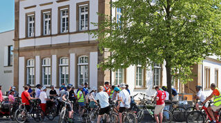 Am Rathaus startet die Auftakttour durch Plankstadt. Bürgermeister Nils Drescher begrüßt die Radfahrerinnen und Radfahrer.