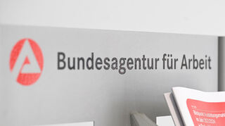 Ein Schild mit der Aufschrift "Bundesagentur für Arbeit" im Eingangsbereich der Regionaldirektion in Stuttgart.