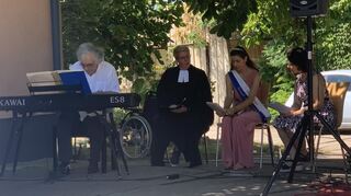 Gestalten den Gottesdienst im Freien (v.l.): Organist Alexander Leventhal, Pfarrerin Franziska Beetsche, Spargelkönigin Emilia i. und ihre Schwester Carla.