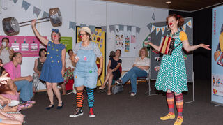 Lakritze, Toni und Cannelloni machen Späße bei ihrem Besuch in der Kurt-Waibel-Schule.