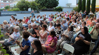 Das Publikum genießt den „Spanischen Abend“ in der Villa Benz.