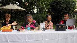 Stellen die Bücher vor: Christiane Appel (v.l.), Dagmar Krebaum und Buchhändlerin Barbara Hennl-Goll. Für die musikalische Umrahmung sorgt Johann Gaa.