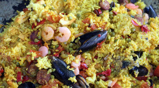 Paella und Sangria runden den Buchvorstellungsabend ab - gekonnt zubereitet vom spanischen Mitarbeiter.