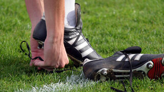 Im Pokal werden schon im Juli die Kickstiefel geschnürt.