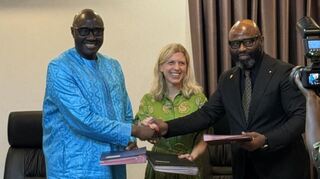 Bei der Unterzeichnung der Absichtserklärung, v.l.n.r.: Général Birame Diop, Verteidigungsminister Senegal; Franziska Cusumano, Chefin Mercedes-Benz Special Trucks; Cheikh Ibrahima Cisse, Präsident Global Truck Systems Senegal.