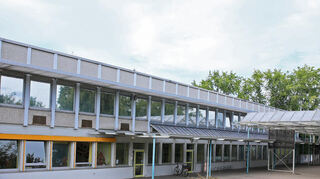 Ursprünglich Verwaltungsgebäude und keine Betreuungseinrichtung: Der Parkkindergarten, hier mit der Lamellenhalle (rechts), im Gartenschaupark weist nicht nur architektonische Defizite auf.