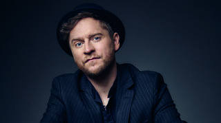 Johannes Oerding - auch bekannt aus "Sing mein Song" - ist am Samstag, 2. August, zu Gast auf der Open-Air-Bühne im Schwetzinger Schlossgarten.