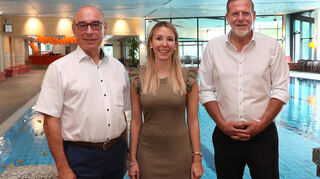 Sie sind froh, dass ab sofort auch die Badelandschaft im Innenbereich des Aquadroms den Besuchern wieder zur Verfügung steht: Werkleiter Gerd Fitterer (v. l.), Julia Reinhold und Oberbürgermeister Marcus Zeitler.