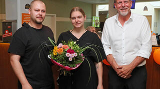 Die ersten Gäste nach Wiedereröffnung des Innenbereiches, Max Biedermann und Sylvia Rolka, überrascht OB Marcus Zeitler mit einem Blumenstrauß.