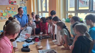 Wie eine Zeitung aufgebaut ist, erklärt Redakteur Ralf Strauch in der Brühler Jahnschule der Klasse 4a von Lehrerin Ina von Hauff.
