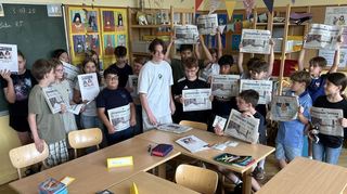 Auch Till Gauglitz, zurzeit Schülerpraktikant der Schwetzinger Zeitung, berichtet den Kindern der 4b und Lehrerin Annette von Loefen an der Brühler Jahnschule Wissenswertes zum Zeitungsmachen.