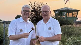 Axel Horn (r.) übergibt symbolisch die Lions Glocke an den neuen Präsidenten Jochen Straub.