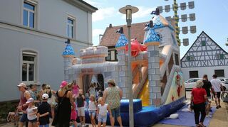 Die Hüpfburg ist ein Magnet für die Kinder.