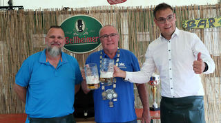 Freuen sich über den geglückten Fassbieranstich (v. l.): Vorstand Sven Stephan, Fischerkönig Hanes Handlos und Bürgermeister Kevin Weirether.