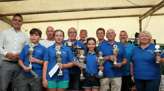 Bürgermeister Kevin Weirether (v. l.) ehrt die Hoheiten Luca Ballreich (2. Jugendprinz), Joachim Huber, Antonia Stephan (1. Jugendprinzessin), Hanes Handlos (Fischerkönig), Werner Ballreich (2. Prinz), Emely Handlos (Jugendkönigin), Rainer Pepperkok (1. Prinz), Jürgen Langlotz (1. Seniorenprinz), Sven Stephan und Roma Juchatz (2. Seniorenprinz).