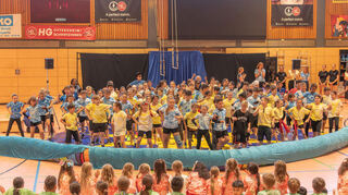 Alle Dritt- und Viertklässler der Schwetzinger Nordstadtschule tanzen in der Manege, die Erst- und Zweitklässler sitzen davor.