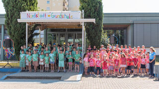 Erst- und Zweitklässler der Schwetzinger Nordstadtschule eröffnen die Feier mit dem Früchtesong. Ganz rechts: Lehrerin Stella Fellows.