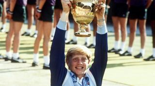 7. Juli 1985: Der erst 17-jährige Boris Becker hebt den Siegerpokal beim Wimbledon-Turnier in die Höhe.