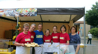 Ein tolles Team: Conny und Reinhold Schieszl (v.l.), Daniel Engels, Eliana Zobeley, Alexa und Marion Engels, sowie Simone Eckert vom Dampfnudelstand.