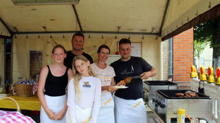 Betreuen den Grillstand mit Freude: Lina, Lars Heimann, Carolina, Christiane und Jonas.