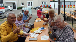 Haben Spaß auf dem Pfarrfest: Elmar Kirsch (v.l.), Gertrud, Walter, Wilfriede und Ranate Benz.