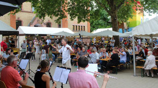 Das Panoramaorchester unter der Leitung von Musiker und Showman Bernhard Vanecek begeistert das Publikum.
