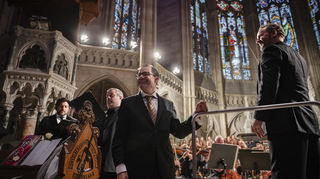 Beat Fehlmann im Schlussapplaus in der Gedächtniskirche in Speyer.