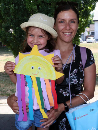 Lisa und Ella (5) haben eine Regenbogensonne gebastelt.