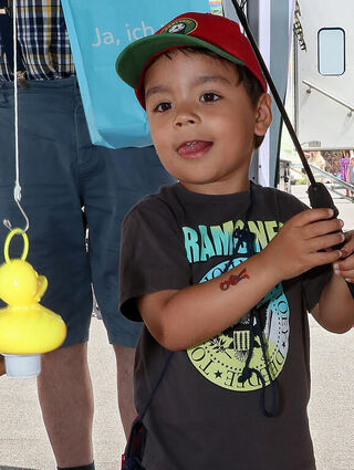 Ben Hendrik (3) hat beim Angelsportverein eine Ente aus einem Planschbecken geangelt.