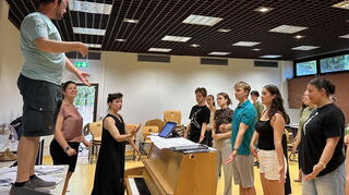 Die Lehrer geben letzte Anweisungen für die Choreografie: Bernhard Sommer (v. l.), Claudia Klement und Yaël Schneider leiten die Inszenierung gemeinsam.