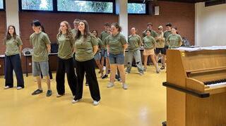 Die khakifarbenen Shirts symbolisieren die Army-Dienstkleidung