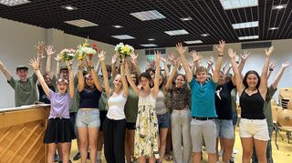 Jede Menge Blumenkinder: Die Schüler der Musik und Theater AG sind voller Vorfreude auf die große Premiere.