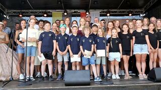 Viele erfolgreiche Sportlerinnen und Sportler kann Rathauschef Uwe Grempels (l.) am Straßenfest auszeichnen.