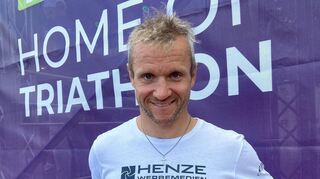 Dirk Oswald gewinnt seine Altersklasse bei der Challenge Roth souverän.