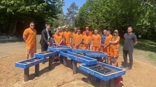 Hockenheims Oberbürgermeister Marcus Zeitler (2. v. l.), Bauhofleiter Paul Stumpf (r.). und die am Bau beteiligten Bauhofmitarbeiter haben die Matschanlage im Stiegwiesenpark Ende April eingeweiht.