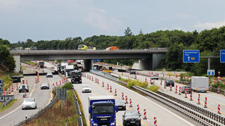 Seit über einem Jahr eine Großbaustelle: der Neubau der B39-Brücke über die A6 bei Schwetzingen/Hockenheim. Jetzt wird die Autobahn vom 10. bis 15. Juli voll gesperrt.
