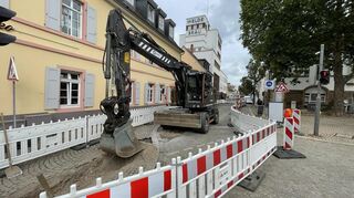 Der Bagger steht bereit: Die Arbeiten für die Fernwärmeverlegung in der Herzogstraße haben begonnen.